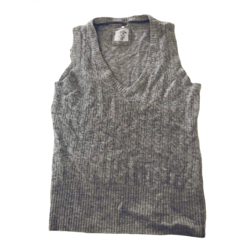 H&M. V neck sleeveless gray knitted  top